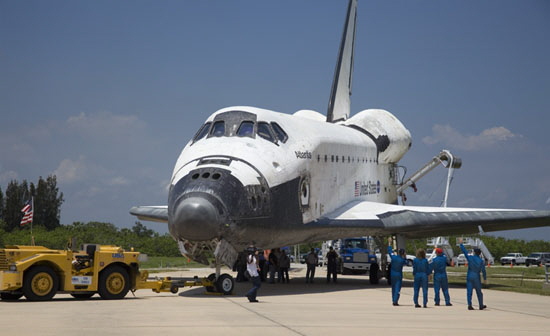 Atlantis crew waves goodbye after landing